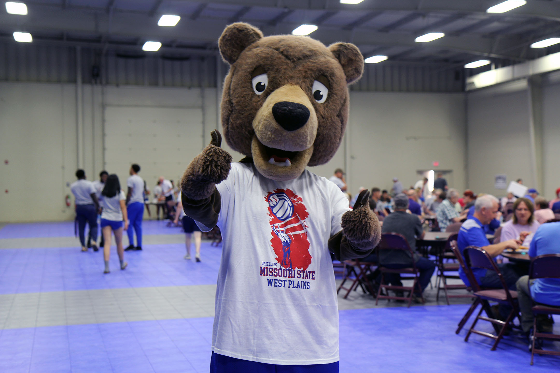 Grizz gave the 2022 Grizzly Club Fall Picnic two thumbs up! (MSU-WP Photo)